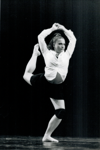 Photographie en noir et blanc de la danseuse et chorégraphe Sophie Caminade en pleine figure de danse contemporaine sur scène
