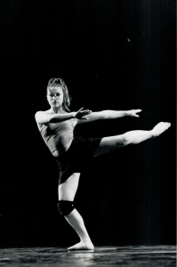 Photographie en noir et blanc de Sophie Caminade réalisant un équilibre à la seconde lors d'un spectacle de danse contemporaine