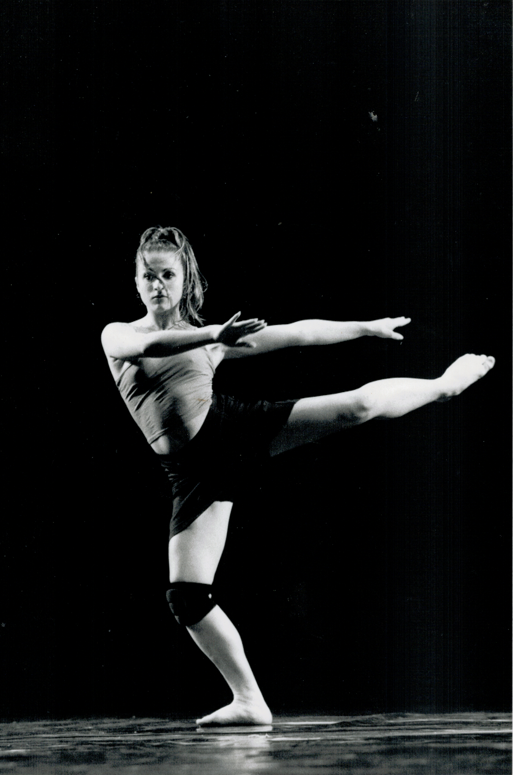 Sophie Caminade en équilibre sur scène lors d'une performance de danse