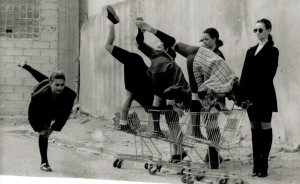 Performance de danse contemporaine urbaine avec danseuses et caddies de supermarché par Sophie Caminade