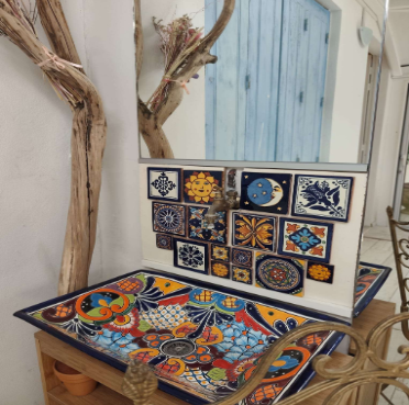 Vasque artisanale peinte et faïences décoratives soleil lune à la Maison Oyat's Mer au Grau-du-Roi