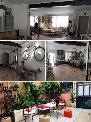 Triptyque des espaces de vie avec grand salon ouvert, cuisine industrielle et patio arboré à La Caminade de la Porta Reina à Aigues-Mortes